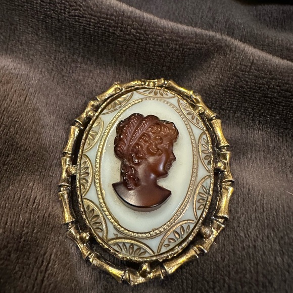 Vintage Cameo Brooch with Gold-toned Frame - Picture 3 of 7